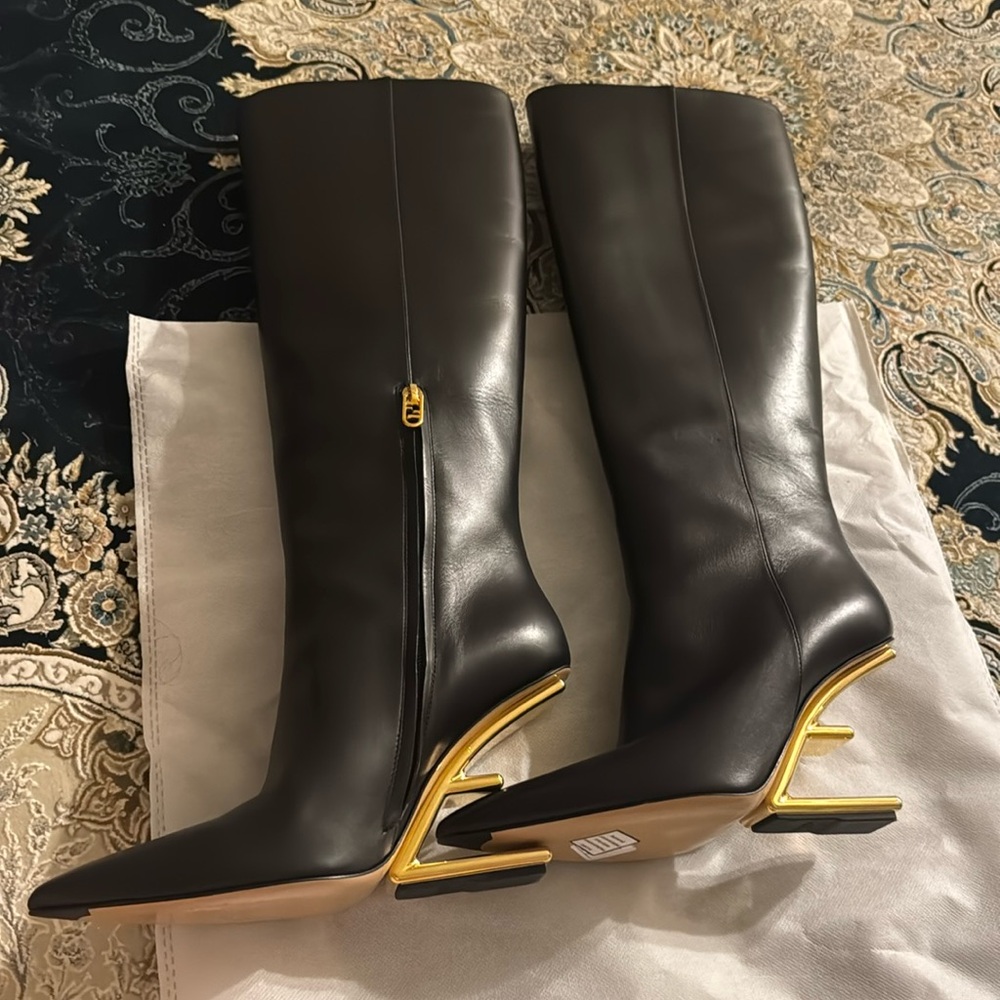 Fendi size 38 boots like New